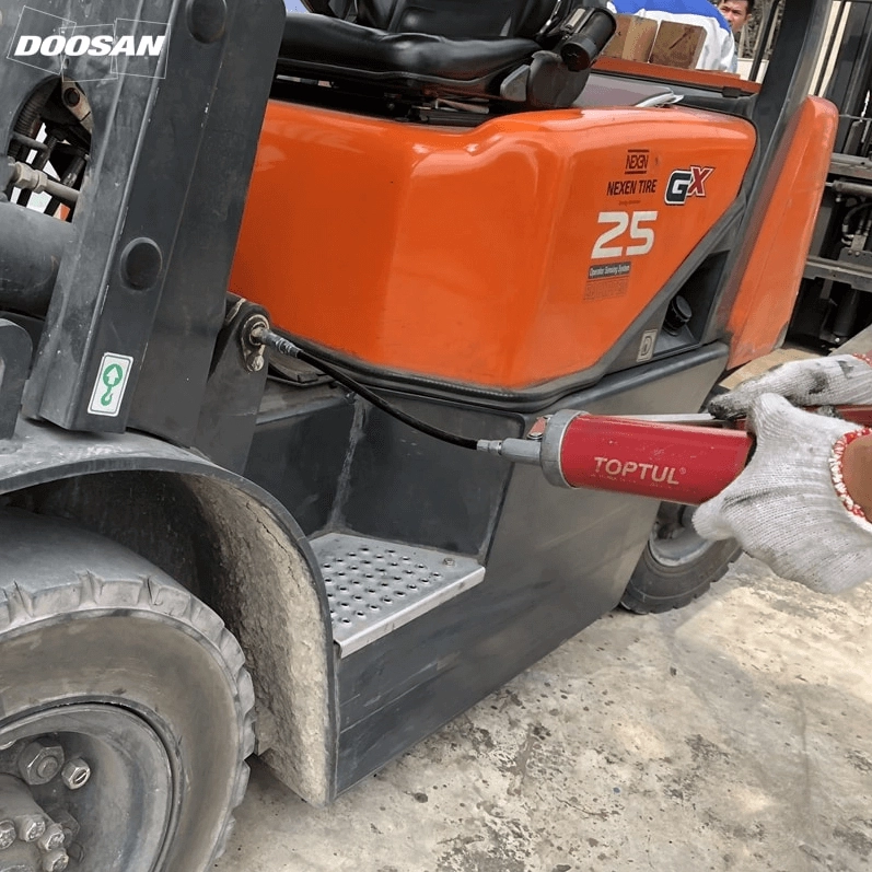 Xe nâng Doosan Việt Nam sửa chữa xe nâng cho khách hàng