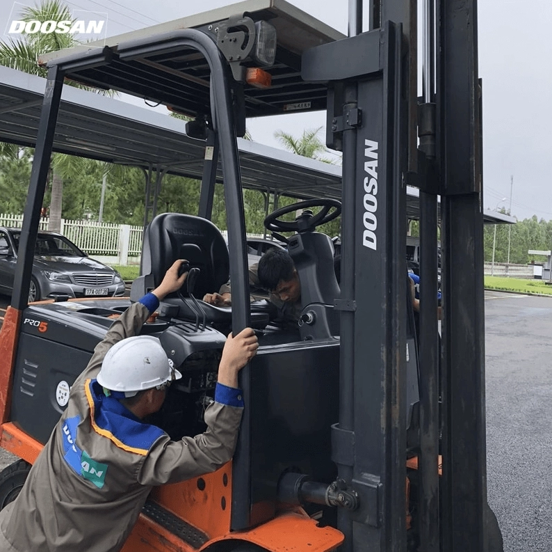 Xe nâng Doosan Việt Nam sửa chữa xe nâng cho khách hàng