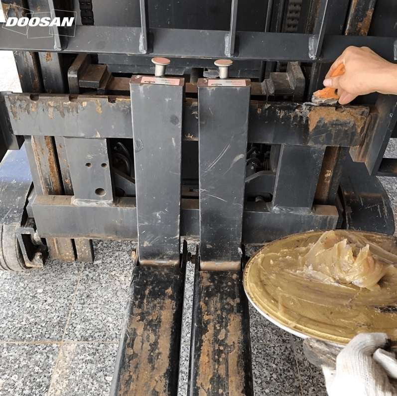 Xe nâng Doosan Việt Nam sửa chữa xe nâng cho khách hàng