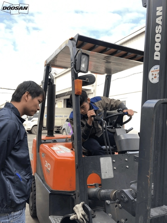 Xe nâng Doosan Việt Nam sửa chữa xe nâng cho khách hàng