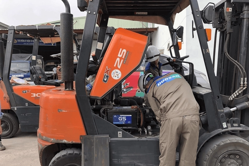 Xe nâng Doosan Việt Nam sửa chữa xe nâng cho khách hàng