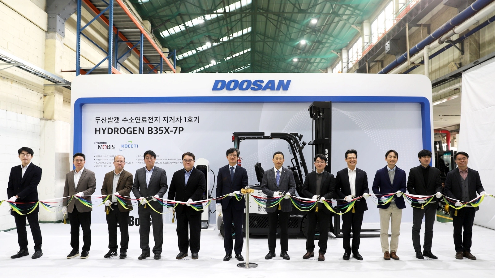 2024-doosan-bobcat-xe-nang-pin-nhien-lieu-hydro-1