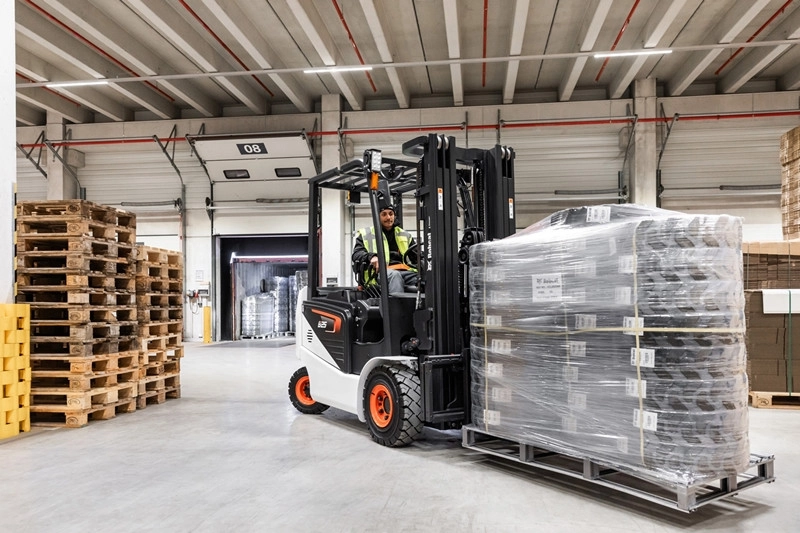 20240215-bobcat-emea-electric-forklifts-b25ns-gallery-2