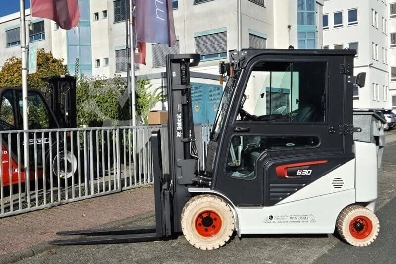 bobcat-b30ns-xe-nang-dien-3-tan-2