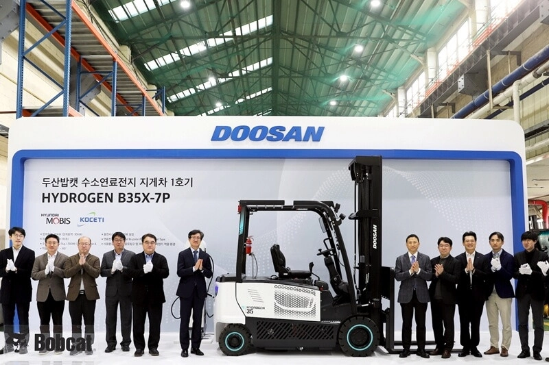 202501-xe-nang-hydro-dau-tien-model-doosan-bobcat-b35x-7p