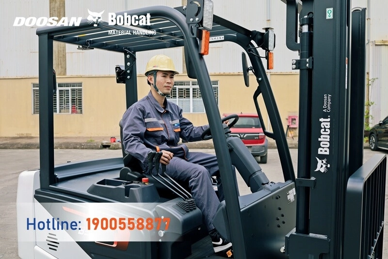 202504-bao-duong-dinh-ky-xe-nang-bobcat-tst-corporation-1
