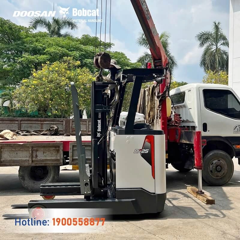 202505-ban-giao-xe-nang-dien-dung-lai-br25s9-bobcat-pin-lithium-dong-nai-1