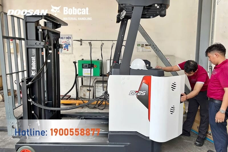 202505-ban-giao-xe-nang-dien-dung-lai-br25s9-bobcat-pin-lithium-dong-nai-3
